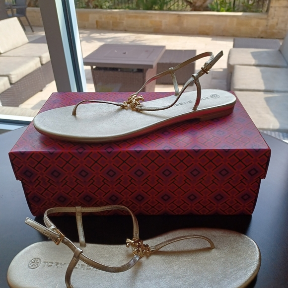 NEW TORY BURCH GOLD SANDAL - Picture 2 of 5